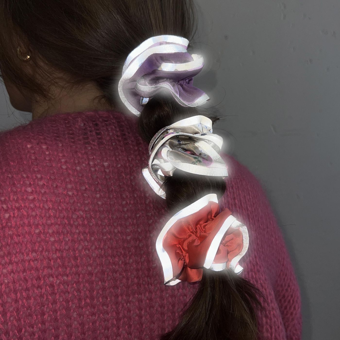 Morild Volang Scrunchie med refleks, krem/sølv