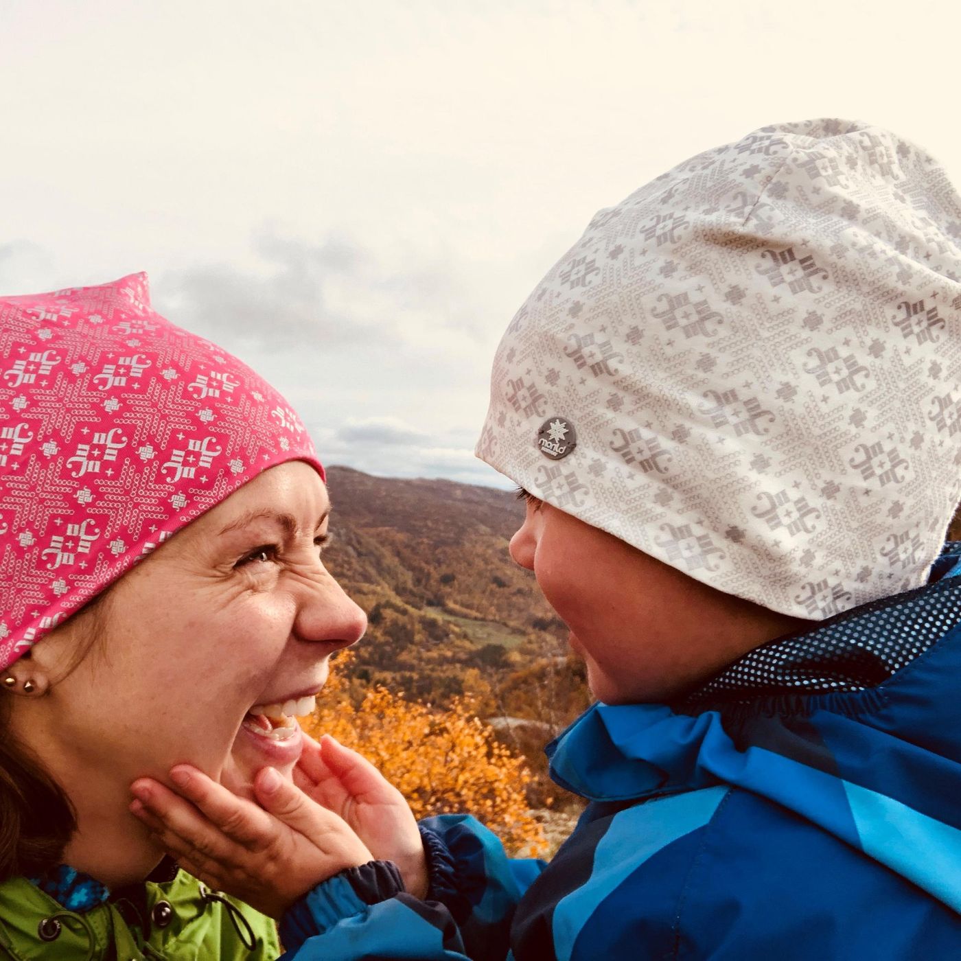 Morild Glitre Junior lue med refleks, hvit